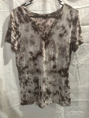 Arizona Jean Company Taupe and White Tie-Dye V-Neck Crisscross Short Sleeve Top